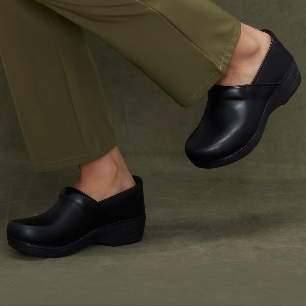 Dansko XP 2.0 Black Leather Clog Size 42